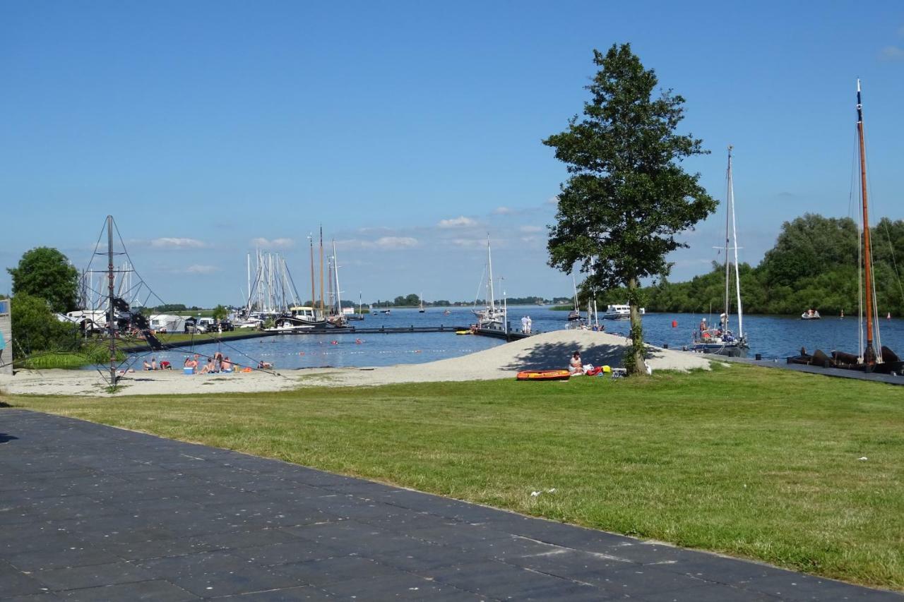 Vakantiehuisgalamadammen Met Ligplaats Boot Koudum Exteriör bild